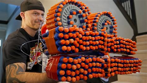 NERF GUN WAR 8 .
